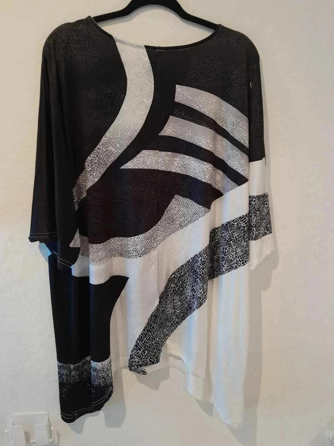 Túnica assimétrica, mulher, tamanho 5XL cores Preto, branco e cinza – photo 5